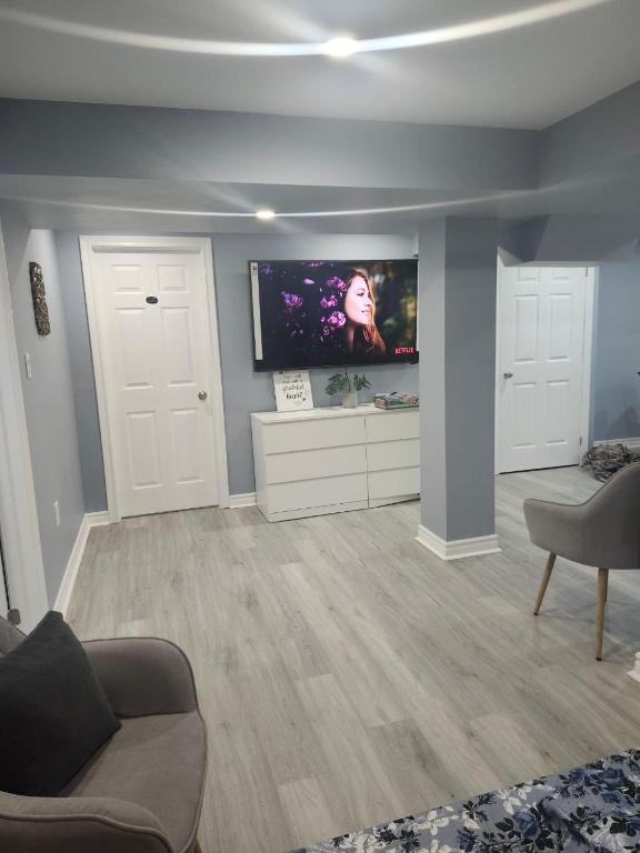 King Bedroom Stylish Unit with Seperate entrance - Ferienwohnung Oshawa