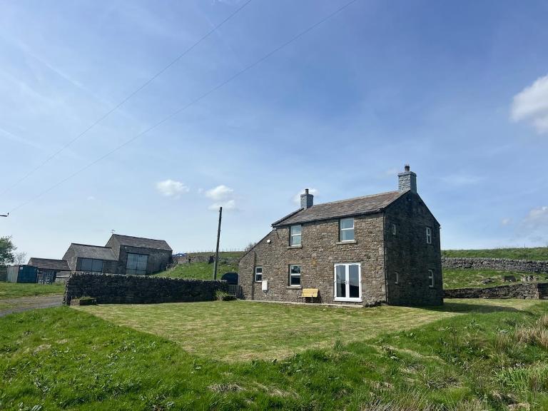 Farmhouse with stunning moorland views - B&B Bowes