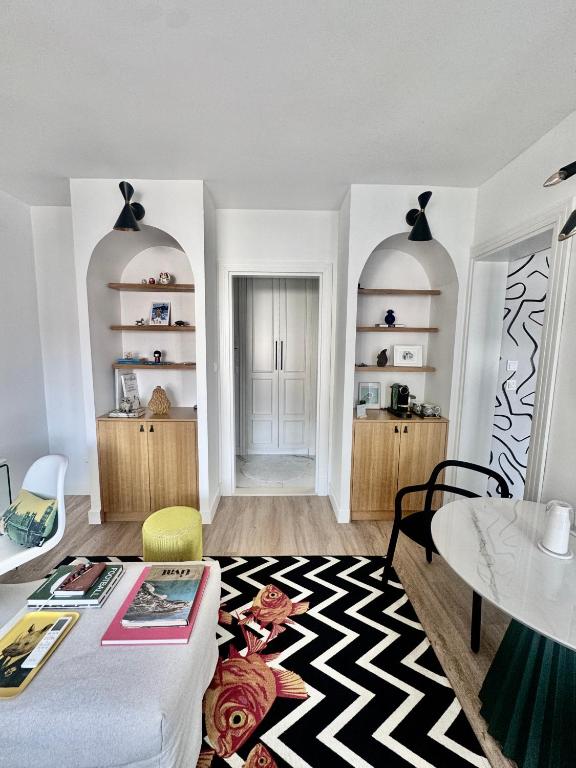 Mira Modern Apartment in City Center - B&B Teodo