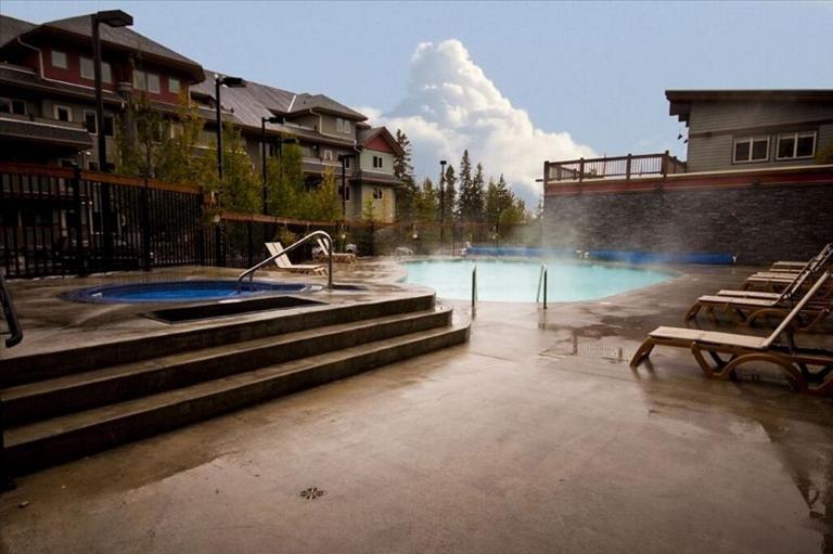 Heated outdoor pool 2 Bedroom Condo in Canmore - B&B Canmore