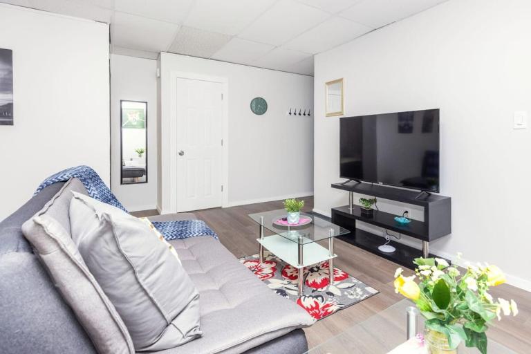 Modern Condo - Chinatown Close to Little Italy - Chambres d'hôtes Ottawa