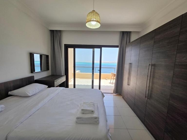 Stunning Direct Sea View Apartment with free Beach - B&B Hurgada