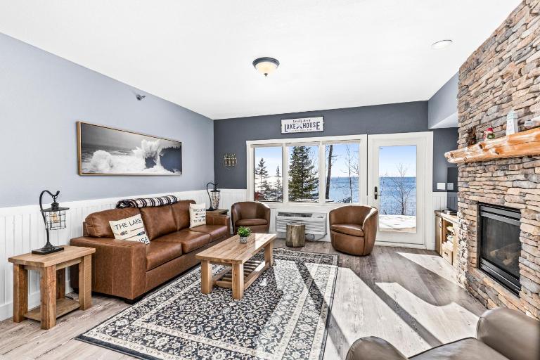 Whispering Pines Lake Views 1BR King Suite - B&B Two Harbors