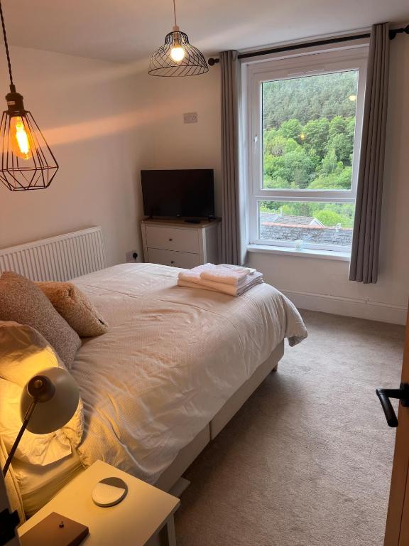 3-Bed Home Great Views Families & Contractors Welcome - Bed and Breakfast Abertillery