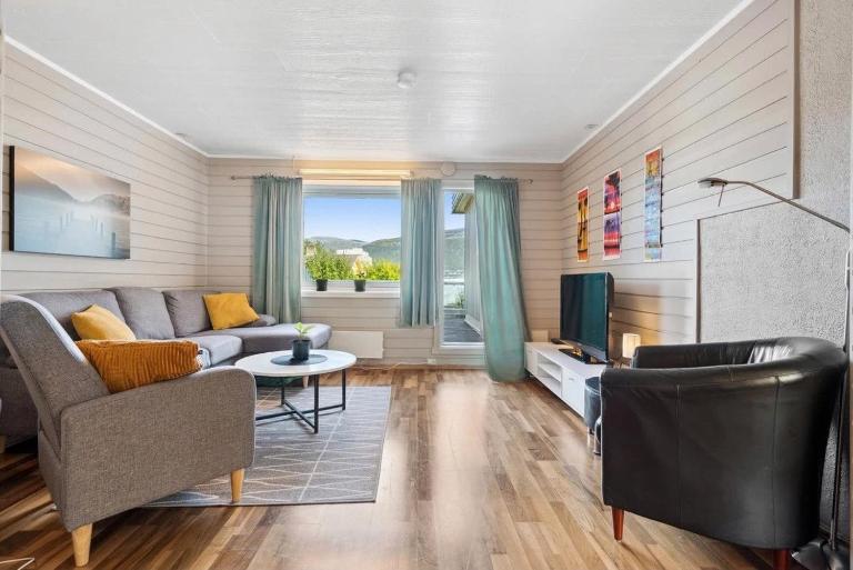 Cozy 2-Bedroom Apartment with Large Living Area - Bed and Breakfast Tromsø