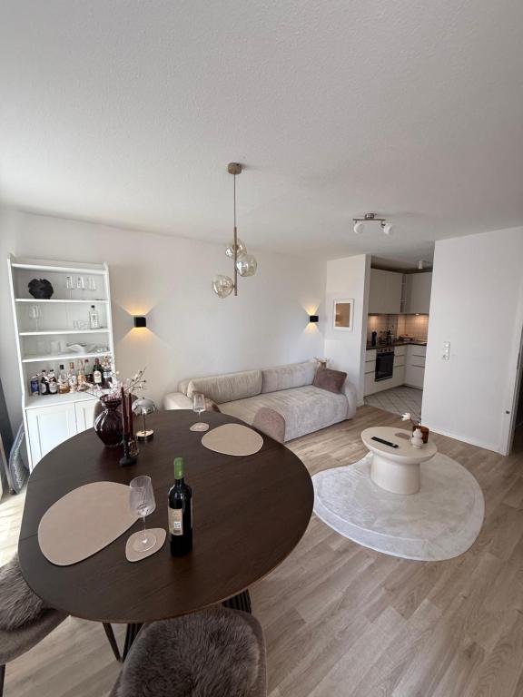 Ruhiges Design Apartment mit Balkon I 250 m zur NordArt - B&B Büdelsdorf