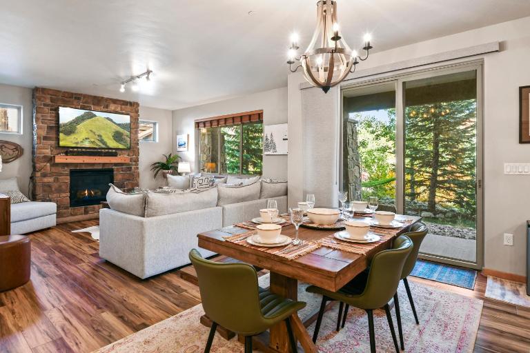 Downtown WP Condo 613 I Pool I Club House I Hot Tub I Great Views I Activity Program - B&B Winter Park