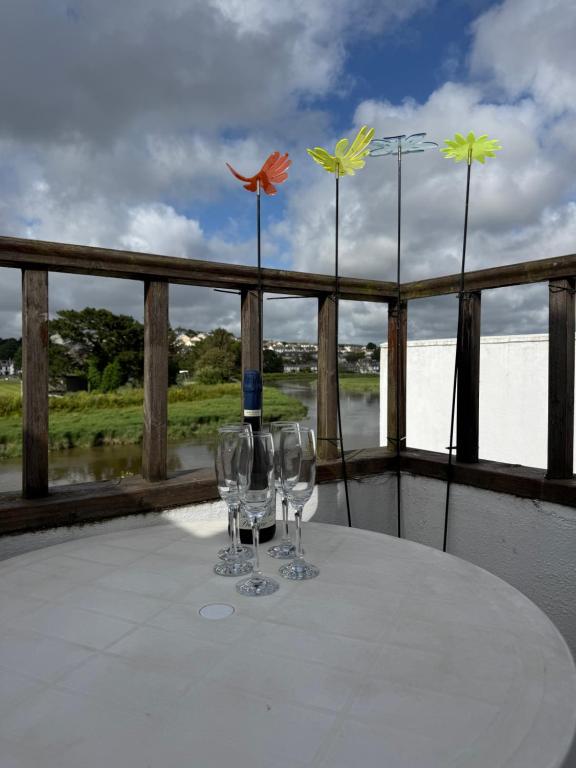 Waterside Holiday Cottage on Camel Trail Wadebridge Sleeps 5 - Chambres d'hôtes Wadebridge