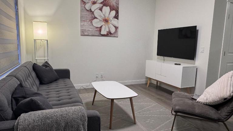 Brand New 2BR house with front double garage - B&B Cochrane