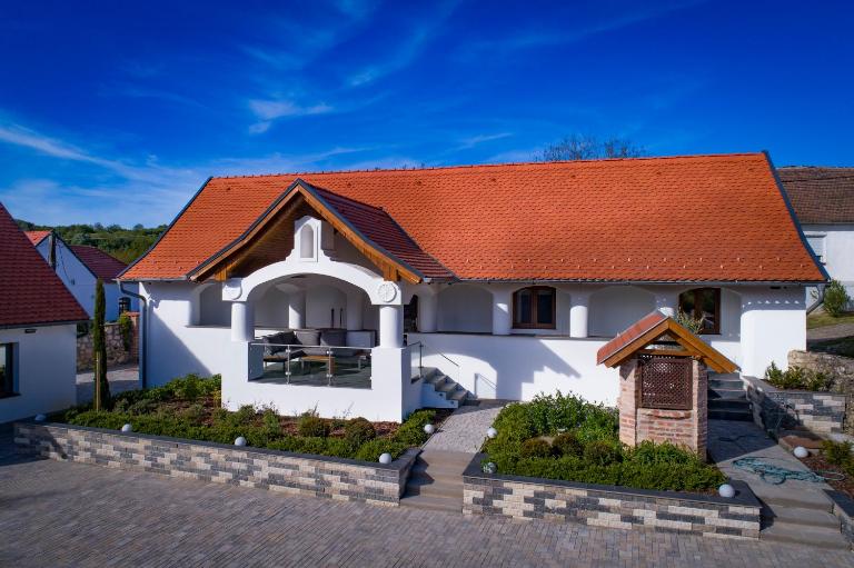 Veloralux Apartman - B&B Kovácsszénája