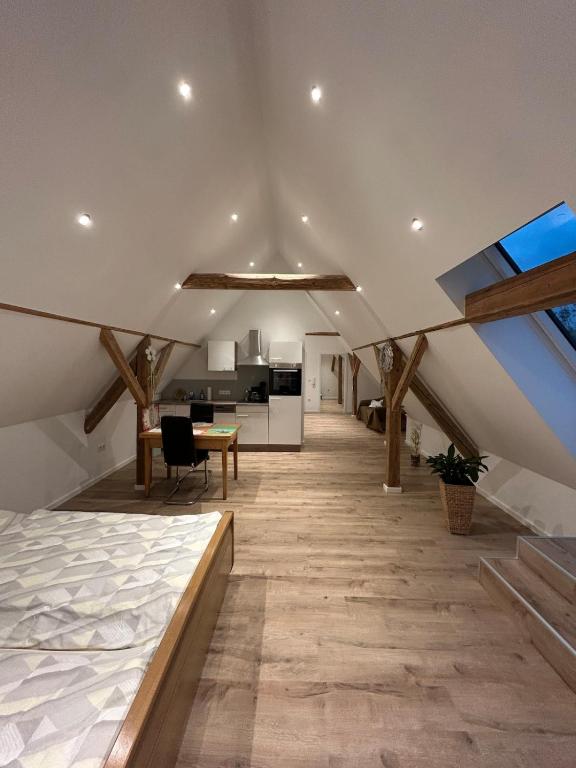 Helles Apartment mit Dachbalkon & Kingsize-Bett - Chambres d'hôtes Bad Wünnenberg