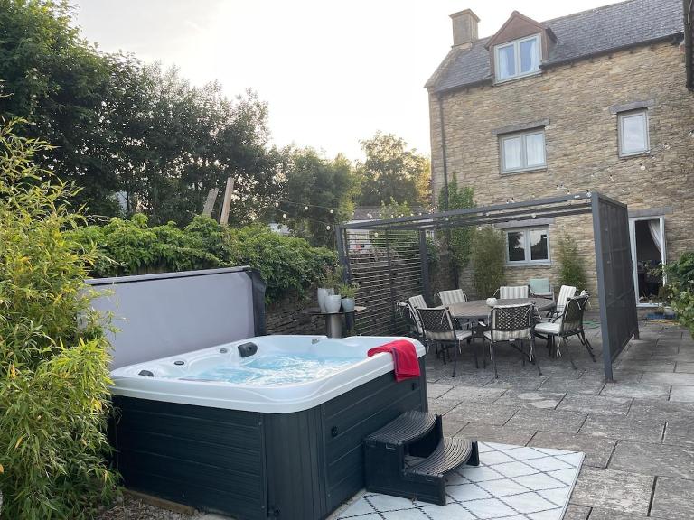 Cotswold farmhouse with Hot tub near Castle Comb - Ferienwohnung Chippenham