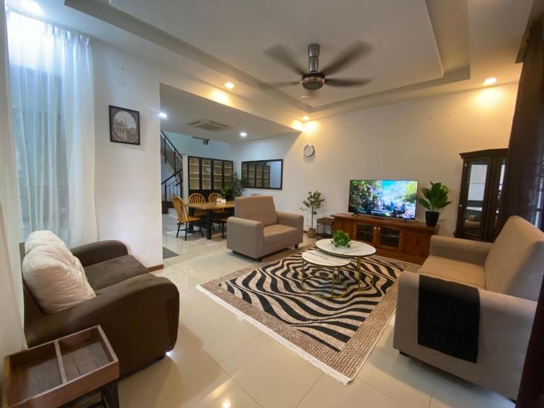 KLIA Transit RUMAH IRIS Sepang, 4Br4Baths Self CHECK In - Ferienwohnung Sepang