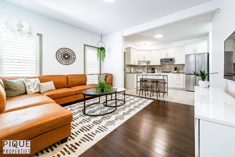 Spacious Bright - Sleep 2 - Long Stays - NFLX&WIFI - Bed and Breakfast Edmonton
