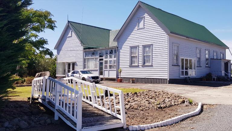 Two large Interconnecting Guest-Wing Apartments at WHARE KURA the 150-yr-old Aratapu School House - B&B Dargaville