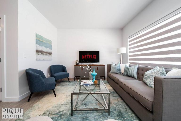 *New*Chic Modern Home*King bed*Foosball*Sleeps 8! - B&B Edmonton