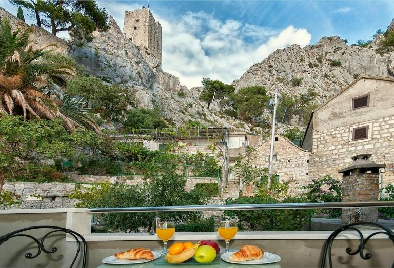 In the middle of the old town of Omis - B&B Omiš