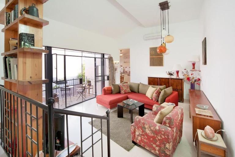 Mamad Charming Sunny Haven with Balcony - B&B Tel Aviv
