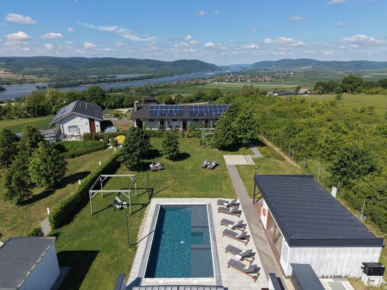 Natura Hill Zebegény - Butik szobák és Étterem - B&B Zebegény