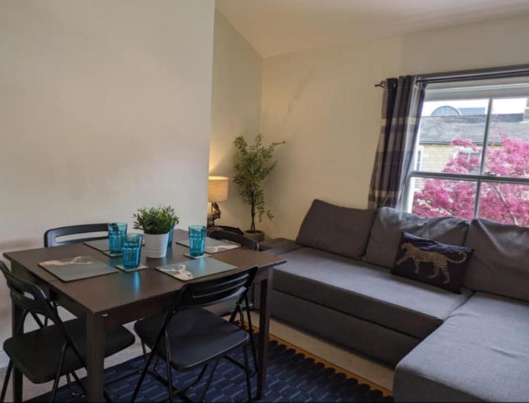 Cotsworld Railway Cottage - Bed and Breakfast Swindon