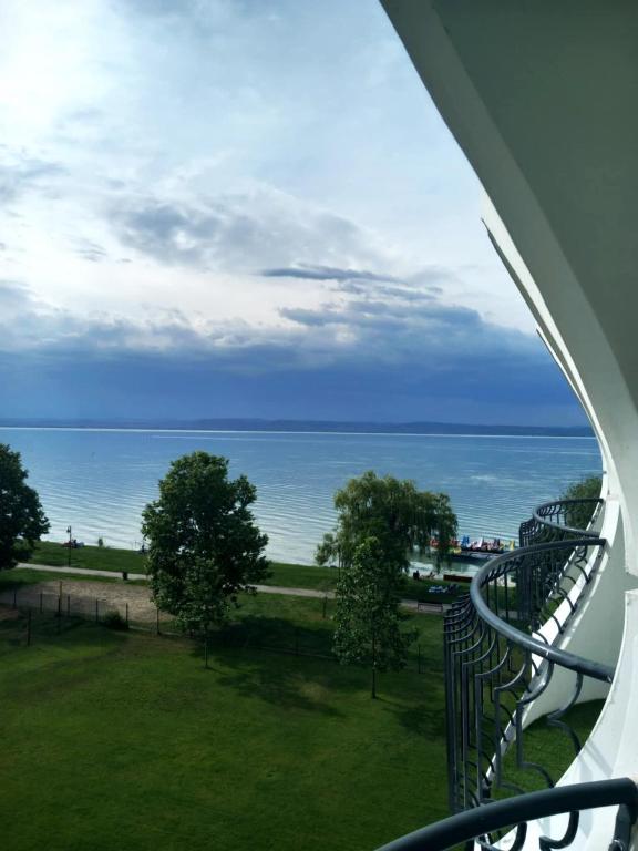 Black Swan Panoráma Apartman - Chambres d'hôtes Siófok