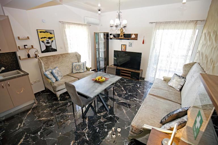 Luxury Romantic Seaside Apartment in Varkiza - Ferienwohnung Vári