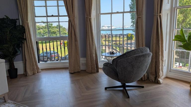 Sea, Sky & Ships - Luxury Seafront Apartment, Ideal for Channel Crossing Swimmers , Sleeps 5 - B&B Dover