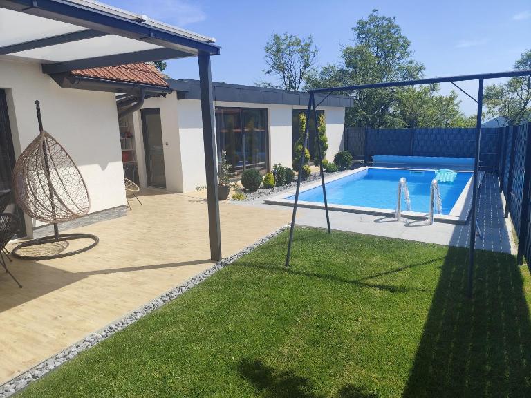 Počitniška hiša Maja v naravi - Bed and Breakfast Planina pri Sevnici