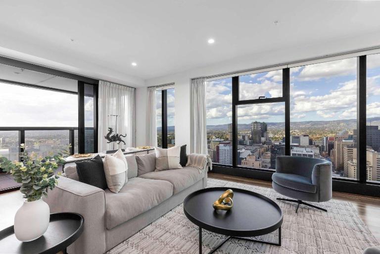 Luminesque Skyhome Stunning Views 2 Carparks - Bed and Breakfast Adelaide