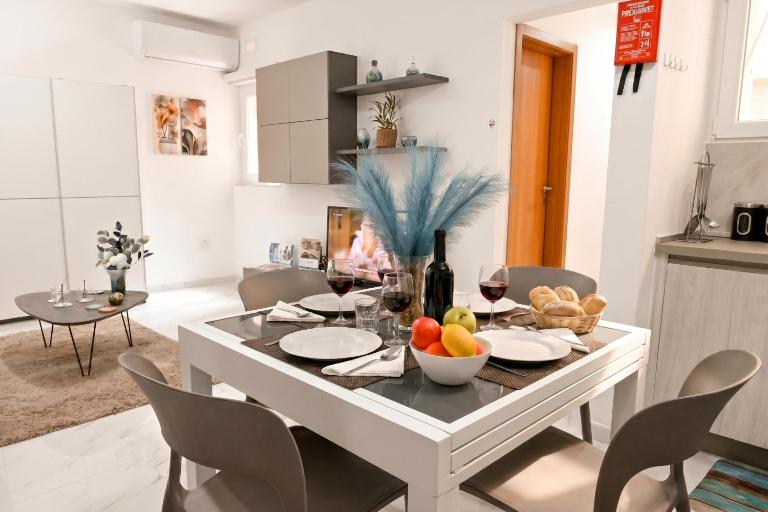 Cosy 2bdr Apart In Bugibba Square - Happy Rentals - B&B San Pawl il-Bahar
