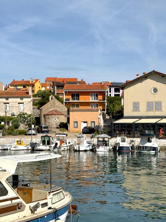 Waterfront Stone House on The Lungomare Promenade 6 Cres - B&B Cherso (città)