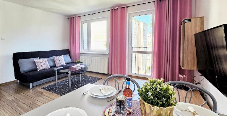 HolidayHomePL Centrum KOL1812 apartament z osobną sypialnią i balkonem - B&B Międzyzdroje