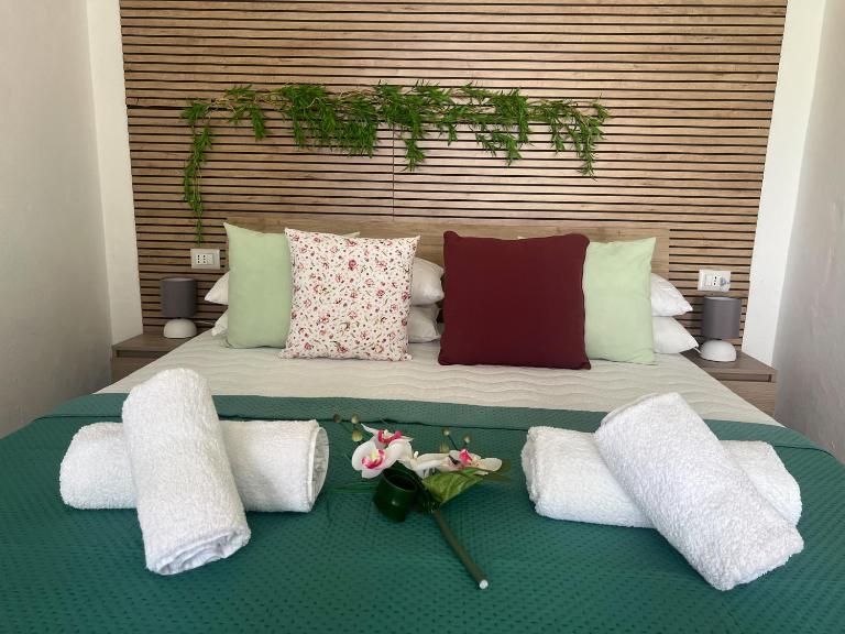 Blossom View Room, Hideaway Haven Villa - B&B Sant'Anna Arresi