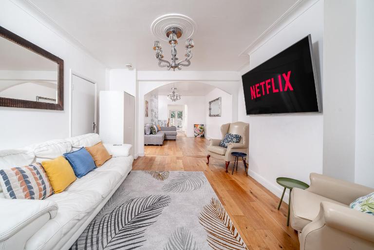 Elegant 4Bed with Garden & Sleeps 10 Near Palmers Green and Alexandra Palace - Ferienwohnung Southgate