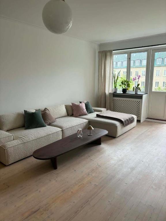 Apt W Two Balconies In Heart Of Frederiksberg - B&B Copenhagen