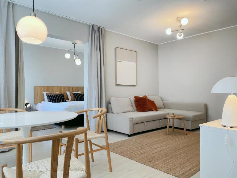 Top-Floor 1BR & AC - Metro at Door - 5min to Center - Ferienwohnung Helsinki