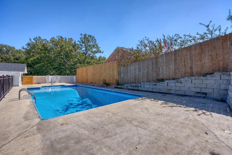 Columbus Oasis Pool Hot Tub & Family Fun - B&B Columbus