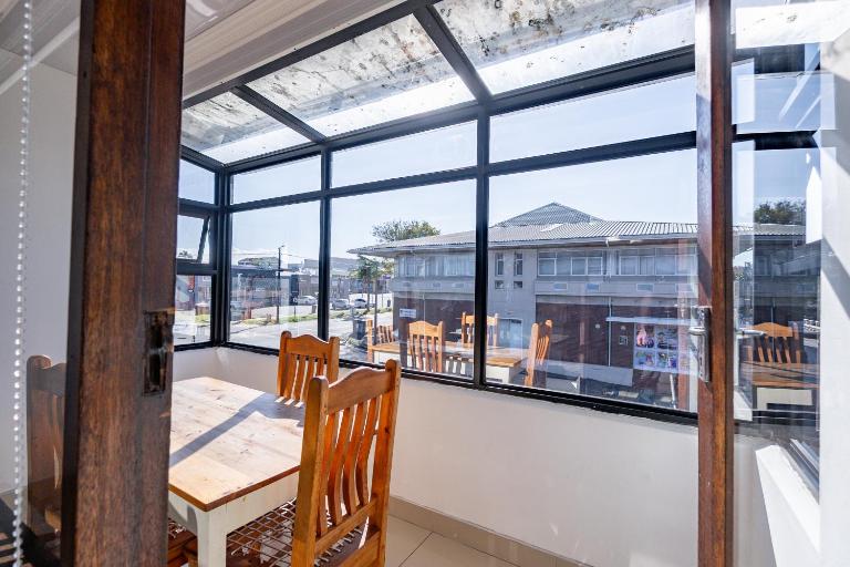 Safi Elegant Self-catering Suite 5 - B&B East London