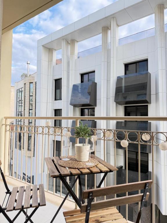 Luxury 2BR Apartment 1 min to Beach - Bed and Breakfast Larnaca