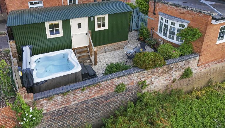 Riverside Shepherd’s Hut with Hot Tub - B&B Tewkesbury