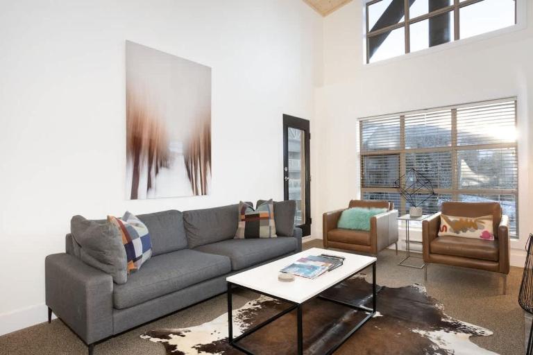 Aspens 466 | Family-Friendly Ski-in Ski-out, Three Hot Tubs, Heated Pool - Chambres d'hôtes Whistler