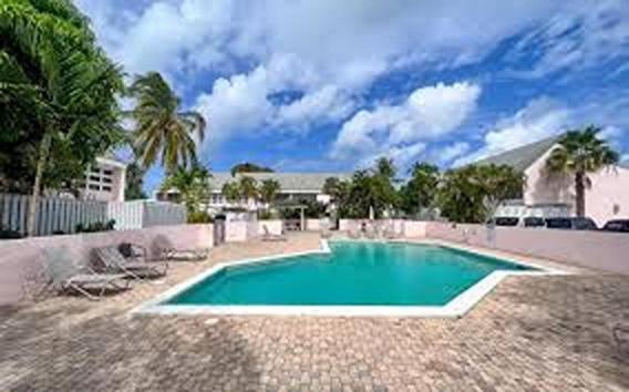 Beautiful Townhouse in gated community with pool and tennis court - close to beach, shops and downtown - B&B Nasáu