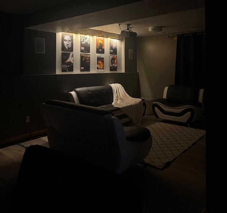 Modern Upper Basement Theatre Suite of Hinton! - B&B Hinton