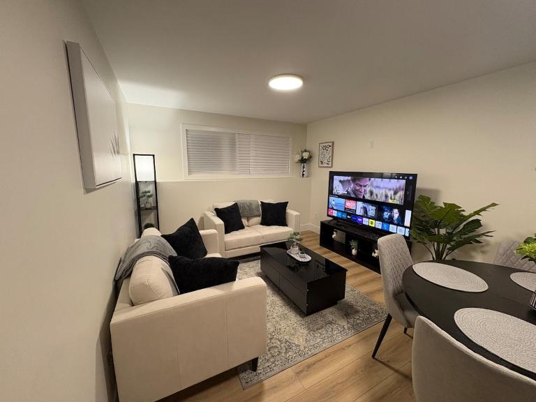 Lovely Two-Bedroom APT at Kenmount Terrace - Chambres d'hôtes Saint-Jean de Terre-Neuve