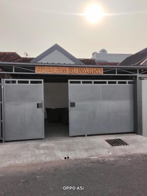 Dalem Suwarno Baru - Bed and Breakfast Damaran