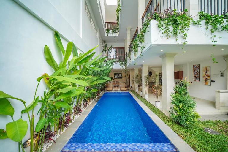 Villa Red Rose by Almalki - Stylish 4BR Villa Near Berawa Beach - Bed and Breakfast Padang
