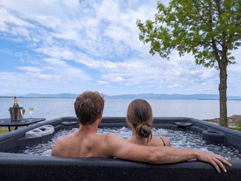 Chalet Loft #4 Waterfront with Spa, Fireplace and Wifi - B&B Cap-Saint-Ignace