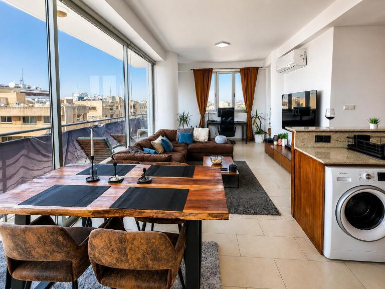 Seaview Apt 3 min Walk to Beach - B&B Larnaca