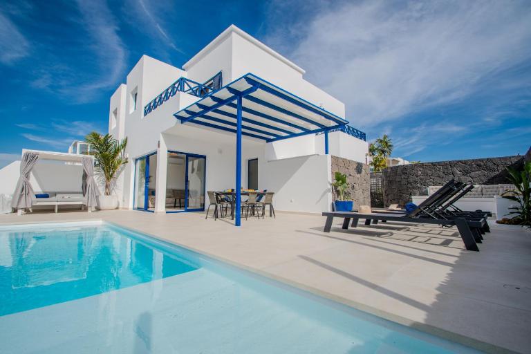 Villa Kalandraka close to Marina, Sea Views, AC, heated pool - Bed and Breakfast Playa Blanca