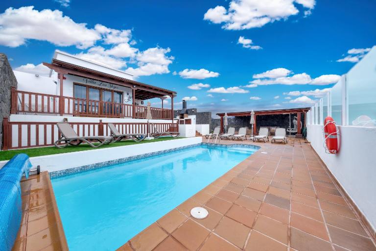 Villa Los Yeyos - Ocean views, Pool, BBQ and Billiard By Lanzarote Vacation Homes - Bed and Breakfast Playa Blanca